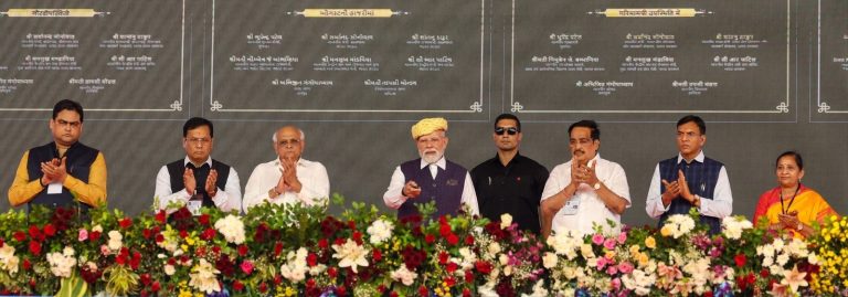 माननीय प्रधानमंत्री श्री नरेन्द्र मोदी ने एसजेवीएन की 200 मेगावाट सौर विद्युत परियोजना (जीयूवीएनएल चरण-XVII, खावड़ा सौर पार्क) की रखी आधारशिला