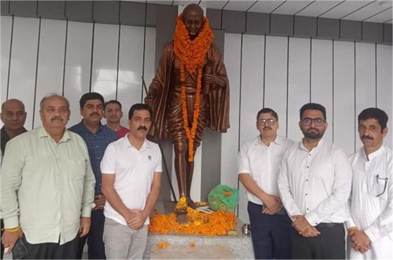 हमीरपुर: महात्मा गांधी और लाल बहादुर शास्त्री को किया नमन