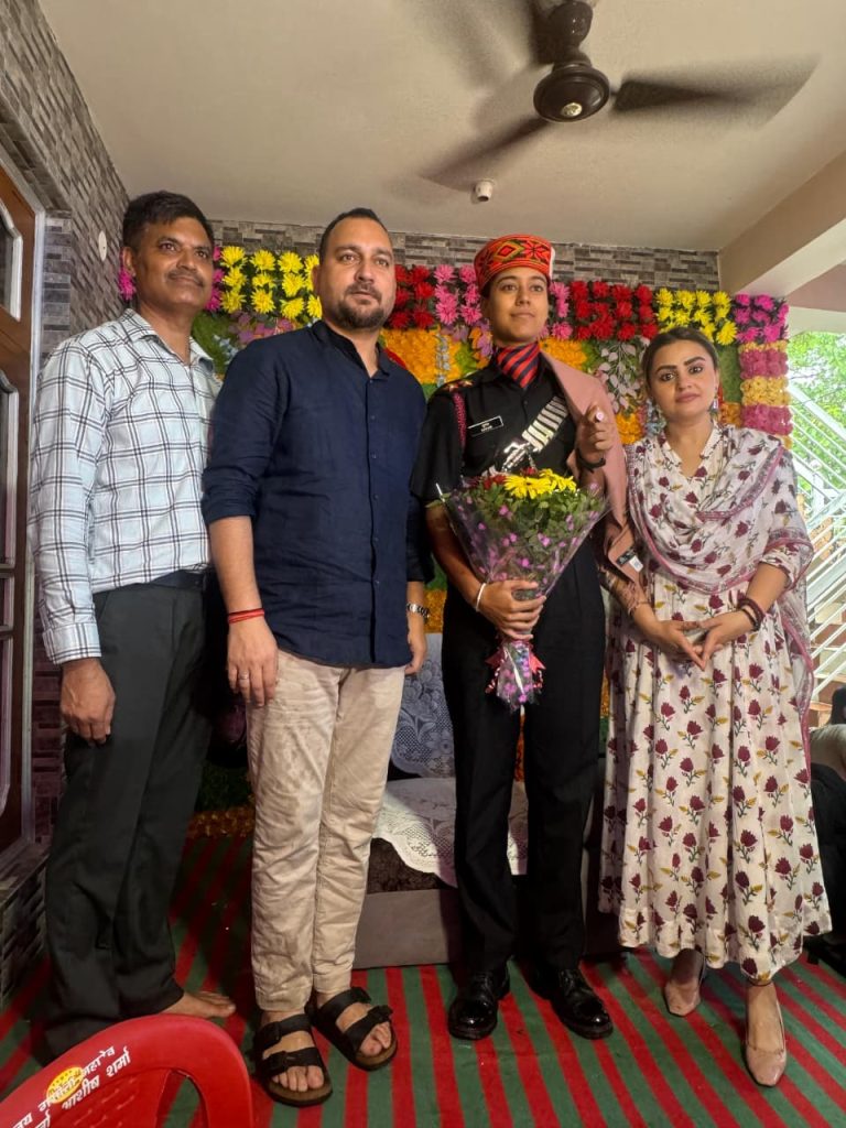 हमीरपुर की बेटी गुंजन ने रचा इतिहास, हमीरपुर से बनी भारतीय सेना की पहली महिला लेफ्टिनेंट विधायक आशीष शर्मा ने गुंजन के घर आगमन पर किया सम्मानित, कहा हमीरपुर के लिए यह गौरव के पल