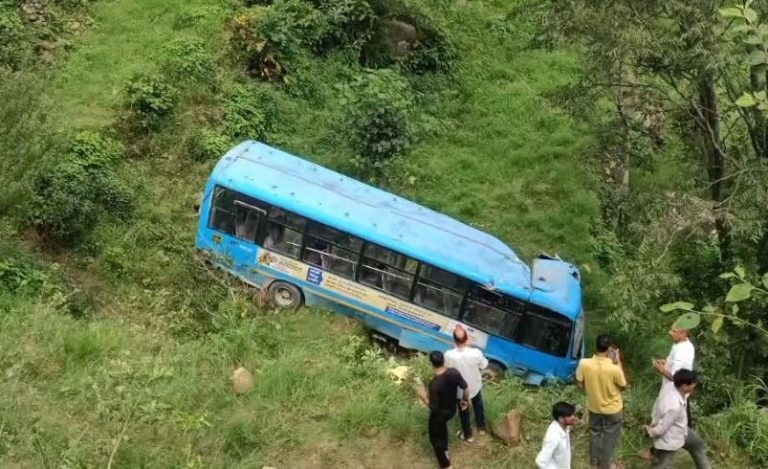 सरकाघाट से मसेरन जा रही HRTC बस खाई में गिरी, 5 लोगों की मौत